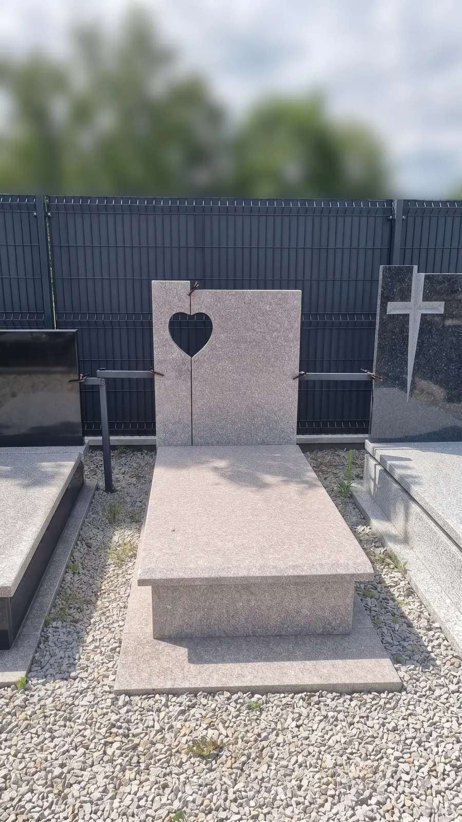 Ekonomiczny nagrobek pojedynczy z różowego granitu z sercem wyciętym w tablicy - Igorkamienie