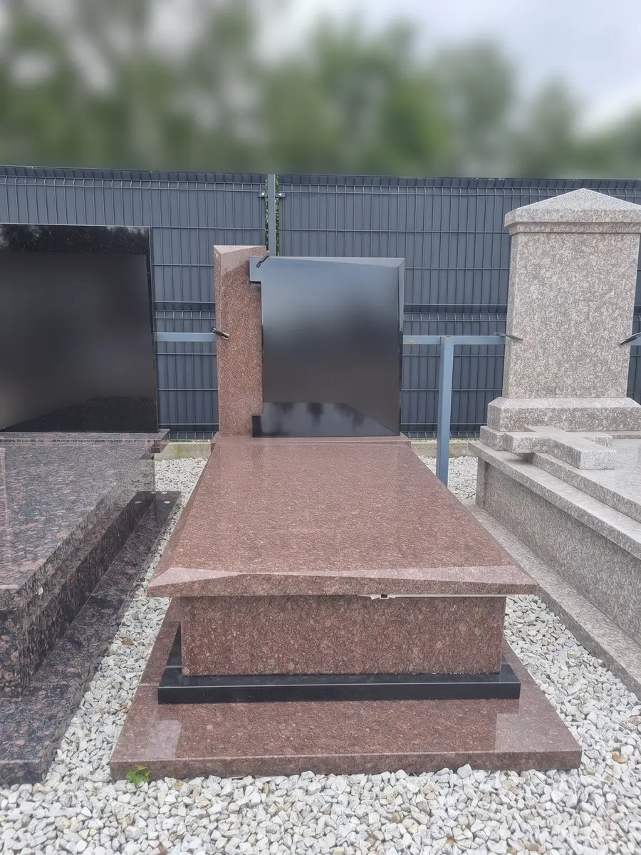 Ekonomiczny nagrobek pojedynczy z czerwonego granitu z czarną polerowaną tablicą - Igorkamienie