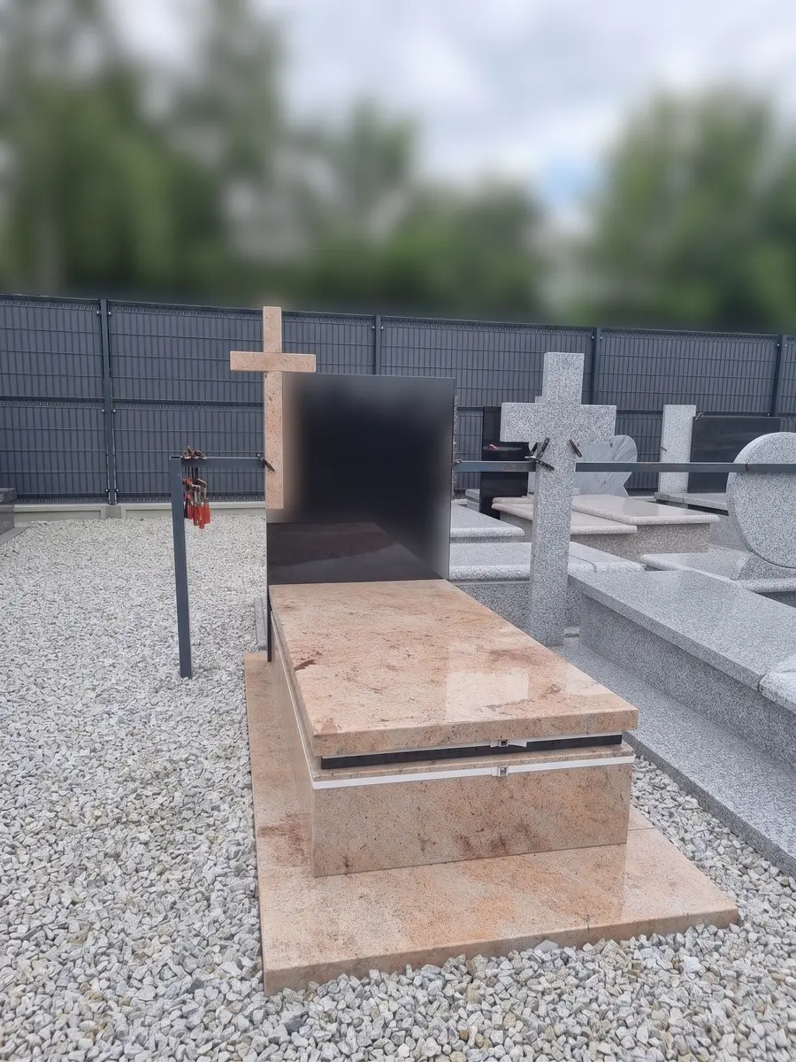 Ekonomiczny nagrobek pojedynczy z beżowego granitu z czarną polerowaną tablicą - Igorkamienie