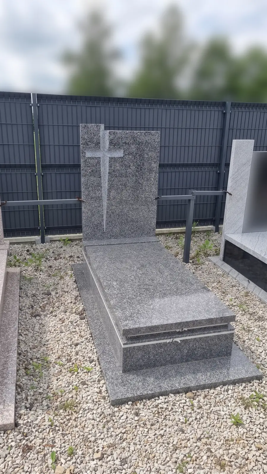 Ekonomiczny nagrobek pojedynczy z szarego granitu z krzyżem rzeźbionym w płycie - Igorkamienie