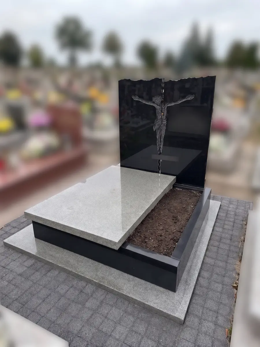 Monumentalny nagrobek z czarnego granitu z ręcznym liternictwem - realizacja Igorkamienie