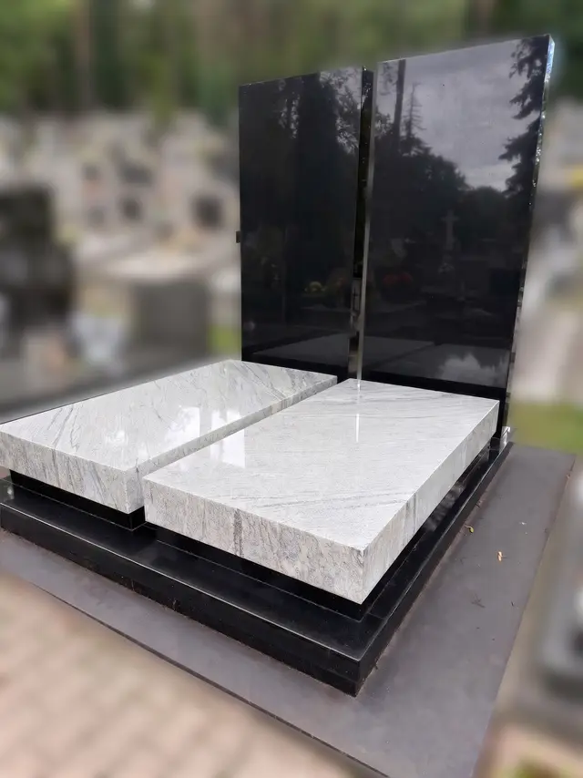 Pomnik rodzinny podwójny - czarne polerowane stele i jasne płyty granitowe - Igorkamienie