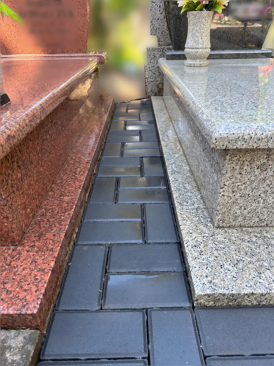 Granitowa kostka brukowa ułożona w przejściu między nagrobkami - Igorkamienie